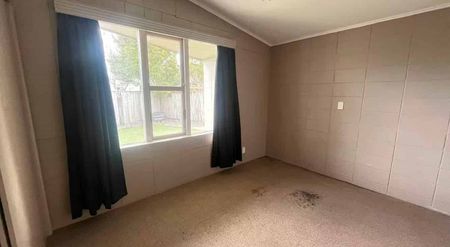 Charming Two-Bedroom Home in Trentham School Zone - Photo 2