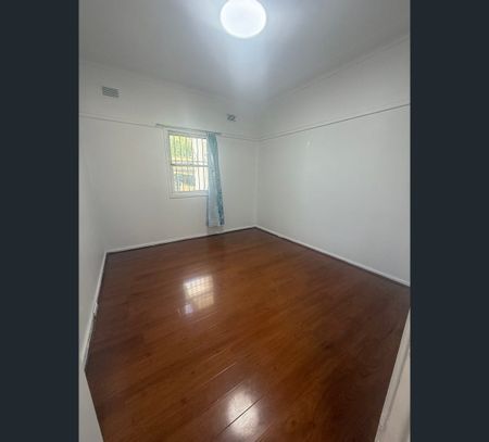 37 Hinkler Avenue, Warwick Farm, NSW 2170 - Photo 3