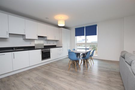 3 bedroom Apartment to let - Photo 2