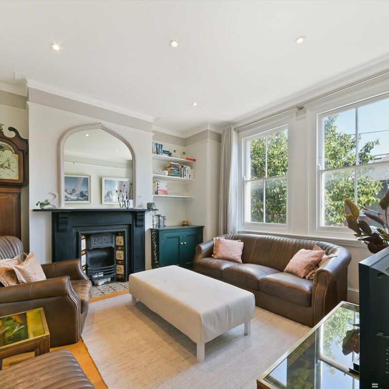 A charming 2 bedroom flat on Ingelow Road, SW8. - Photo 1