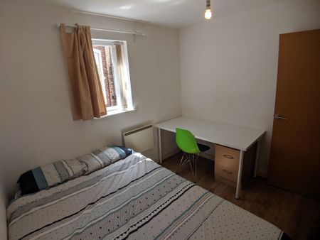 3 bedroom flat to rent - Photo 4