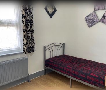 Room in a Shared House, Leslie Road, E11 - Photo 4
