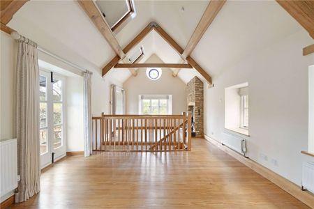 Spacious and charming family home in the village of Tunley. - Photo 4