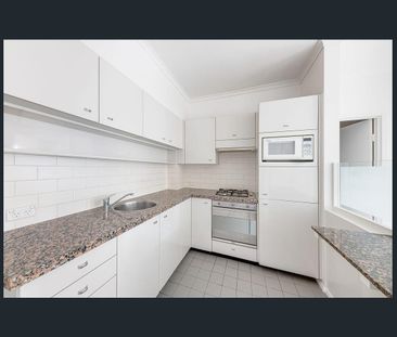 Bright North-Facing 1 Bedroom Apartment with Parking – - Photo 3