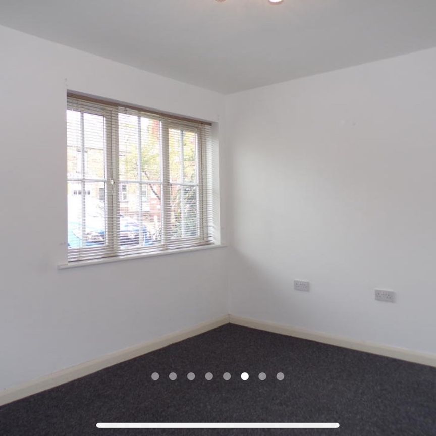 2 Bed Flat, Lyme Place, SK16 - Photo 1