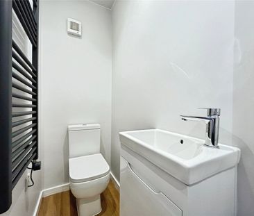 Warwick Avenue, Egham, Surrey, TW20 8LS - Photo 3