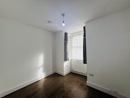 3 bedroom flat to rent - Photo 4