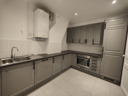 Location Appartement 4 pièces 98m² PARIS 7ème - Photo 4