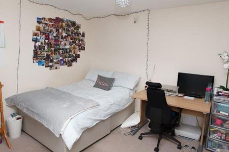 1 bedroom in a house share to rent - Photo 2