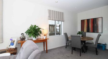 5 bedroom in Flat Bush - Photo 2