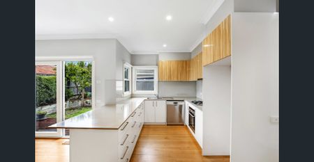 Beautiful 4 Bedroom Home! - Photo 5