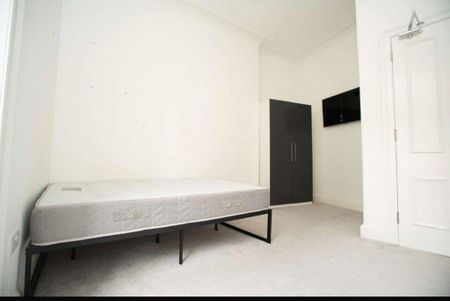 3 bedroom flat to rent - Photo 2