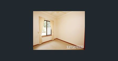 FRESHLY PAINTED COURTYARD HOME - Photo 4