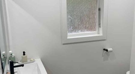 Charming 3BR Home with Garden Views and great sun - Photo 3