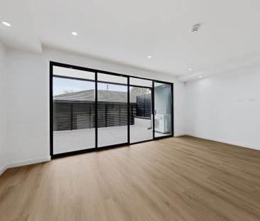 Brand New, Bold & Brilliant – Complete with Private Rooftop Spa - Photo 1