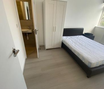 1 bedroom in a flat share to rent - Photo 2