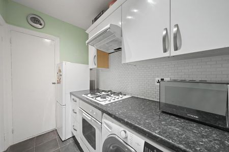 2 bedroom ground floor flat to rent - Photo 3