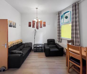 3 bedroom apartment to rent - Photo 2