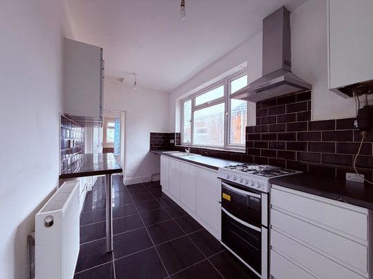 3 Bedroom Mid Terrace For Rent - Photo 1