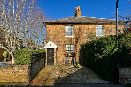 Charming period cottage close to the Long Walk in Windsor. - Photo 2