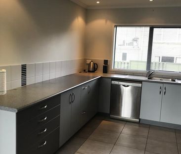 Modern 3 bedroom plus office in Te Puke - Photo 3