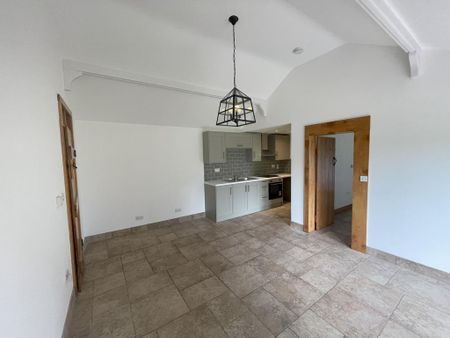 2 bedroom character property to rent - Photo 2