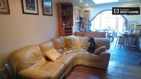 Double Bedroom for rent in 4-Bedroom House in Clontarf - Photo 2
