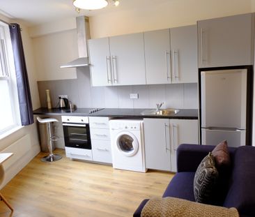 Contemporary, Newly Renovated Ground Floor Apartment in Stockport - Photo 4