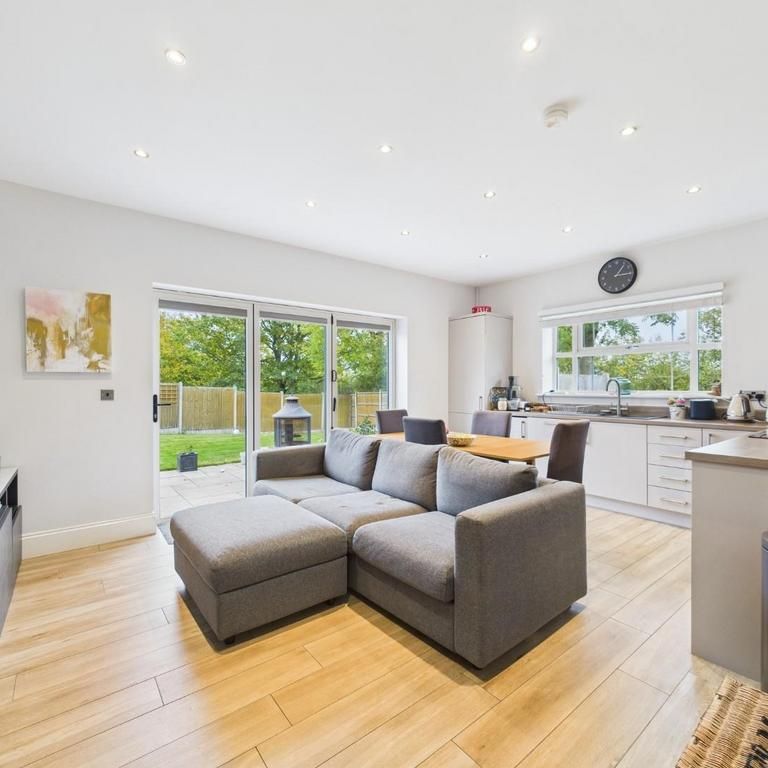 2 bedroom detached bungalow to rent - Photo 1