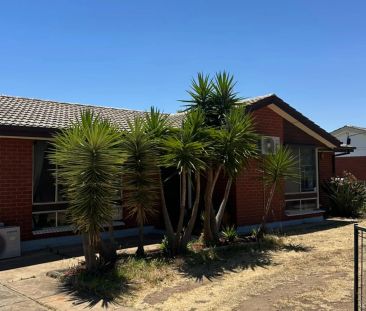 Family Home with Front & Rear Gardens - Photo 6