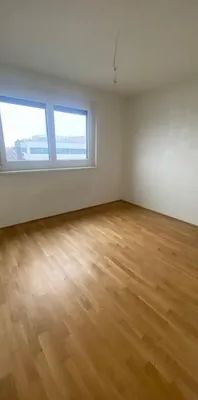 Ab 1.10. - Klimatisierte 1-1/2-Zimmer-Dachgeschoßwohnung mit Fernblick am Genochplatz - Photo 1