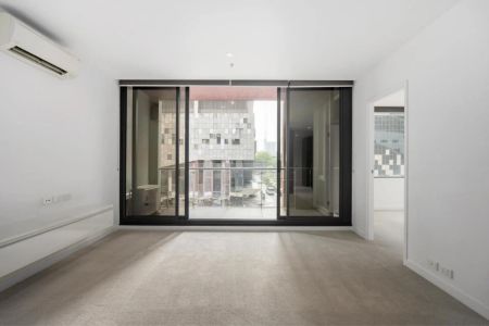 Bright and Spacious Two-Bedroom Apartment in Prime Location - Photo 2