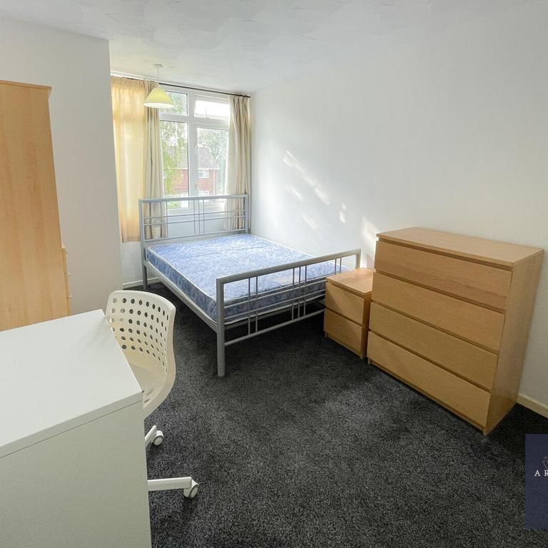 4 bedroom private hall to rent - Photo 1