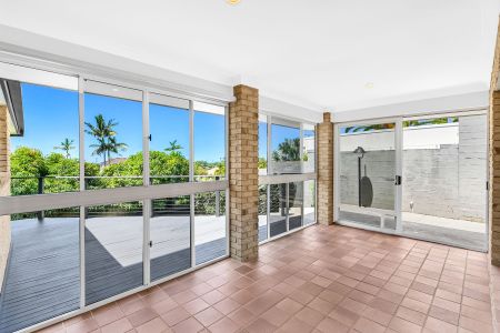 Spacious Family Home with Coastal Views – Highland Park - Photo 3