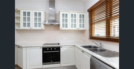 Lovely 4 Bedroom family home in prime location - Photo 3