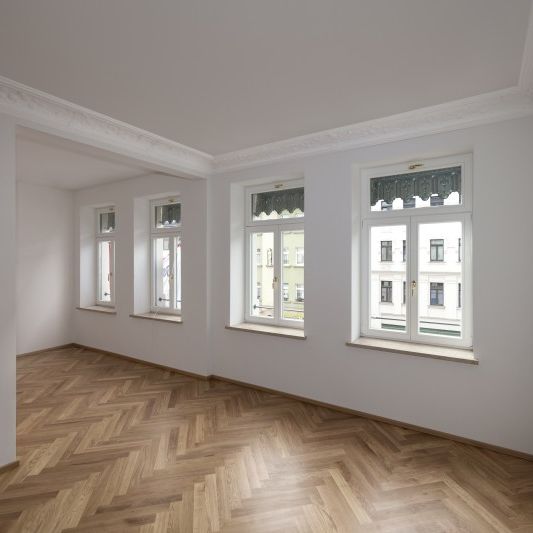 Hochwertig sanierte Maisonette-Altbauwohnung mit Balkon ! - Photo 1