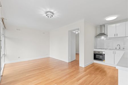 Renovated Apartment in the Heart of Thornbury - Photo 2