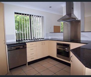 Townhouse in Southport Central & Quiet - Photo 3