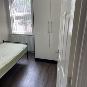 Room in a Shared House, Ham Park Road, E15 - Photo 3
