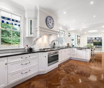 Spacious 5 bedrooms Family Home with Pool - Photo 6