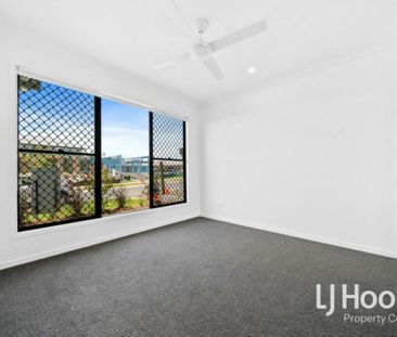 SLEEK & STYLISH NEAR NEW BUILD - GREAT SIZE BACKYARD! - Photo 2