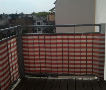 Renoviert mit Balkon und großem Wohnzimmer im Dachgeschoss - Photo 3