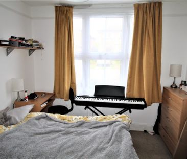 3 bedroom Semi-detached house to rent - Photo 2