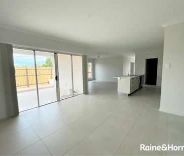 Walk to Urangan Pier - 4 Bedroom Home - Photo 1