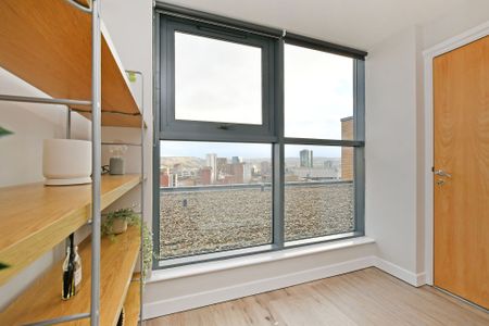 3 bedroom Apartment to rent - Photo 2