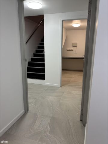 Stylish two-bedroom apartment - Some utilities & white goods included - Photo 4