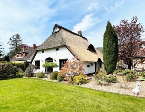 RARITÄT im HISTORISCHEN VIERTEL! Erstklassiges Reetdach-Haus - ebenerdig - mit tollem Kachel-Kamin, EBK, 2 Terrassen, Werkstatt, Teilkeller sowie Carport auf schönen Park-Grundstück in ruhiger Lage - Foto 1