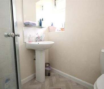 4 bedroom semi-detached house to rent - Photo 5