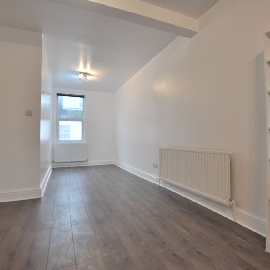 3 Bed Flat, Settles Street, E1 - Photo 1