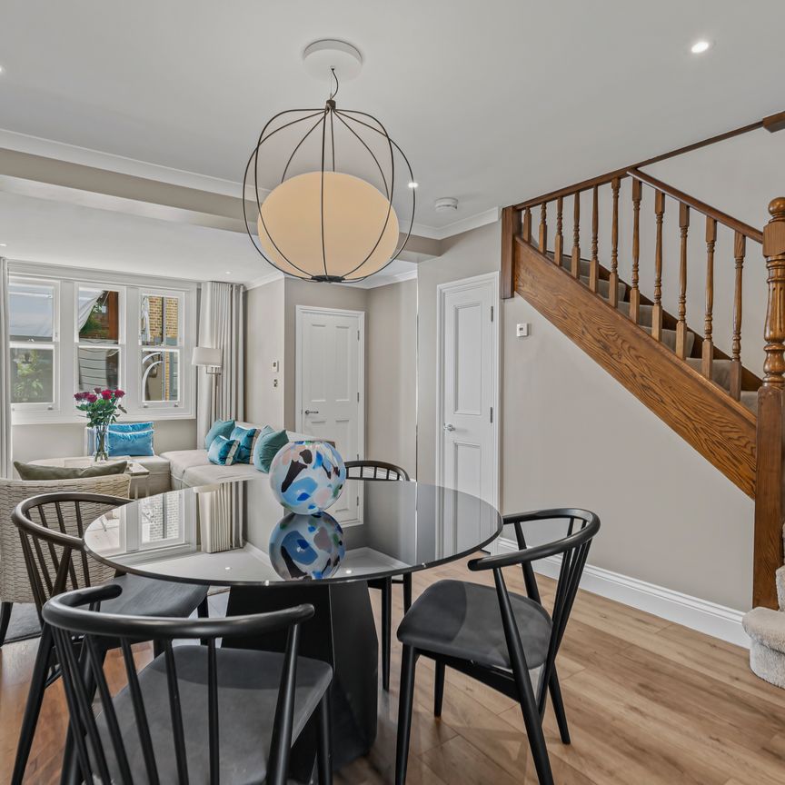 A Three-Bedroom Townhouse with Garden and Roof Terrace in Knightsbridge - Photo 1